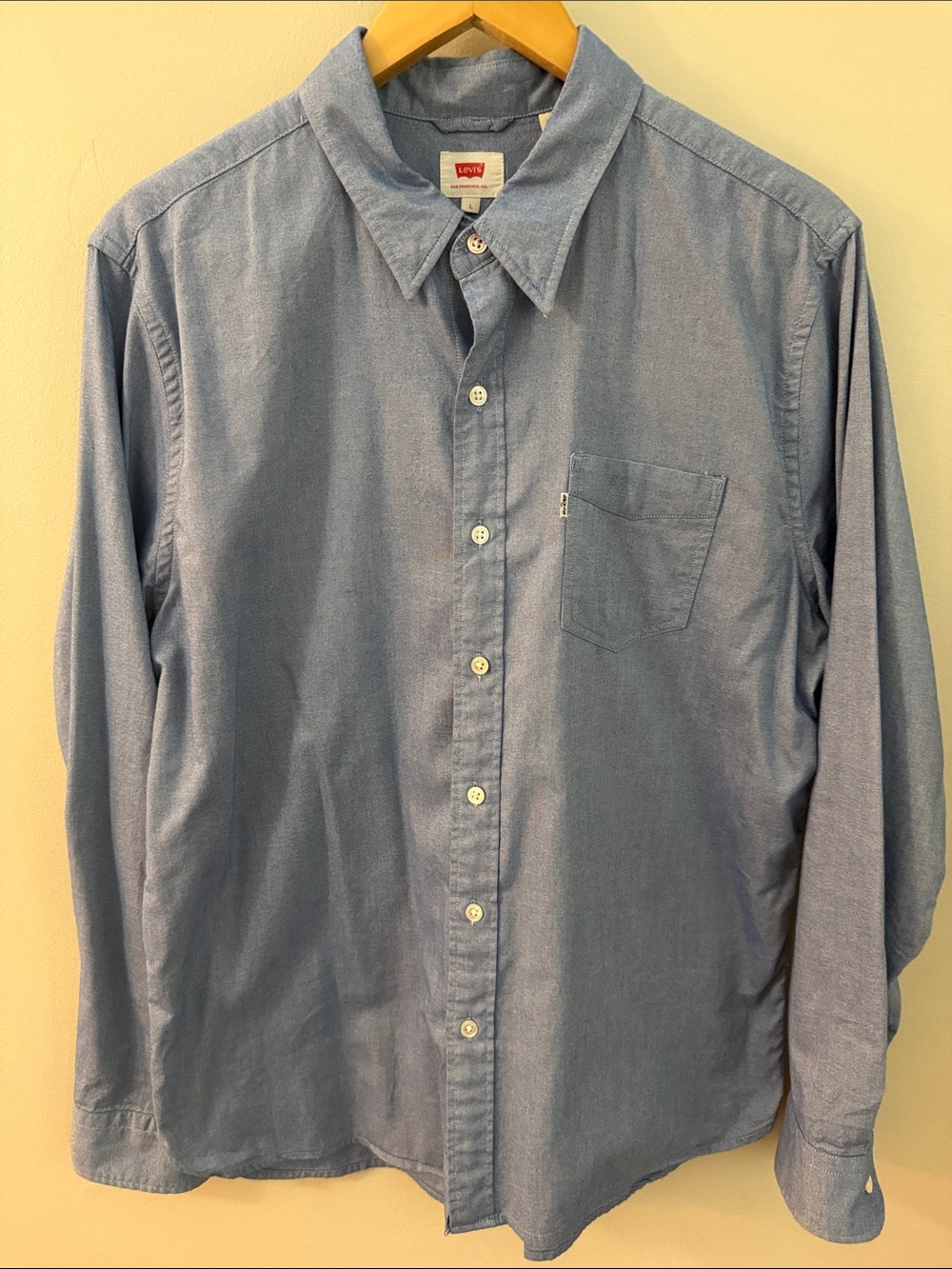 Levi's Men's Light Blue Oxford Button-Down Shirt